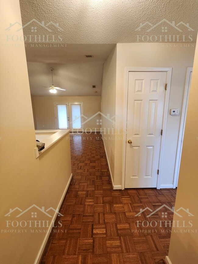 Building Photo - 1419 Oak Hill Dr