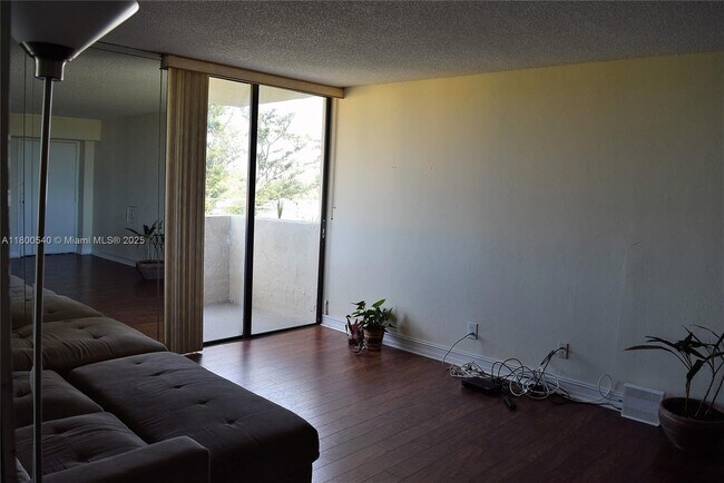 Foto del edificio - 2715 Tigertail Ave