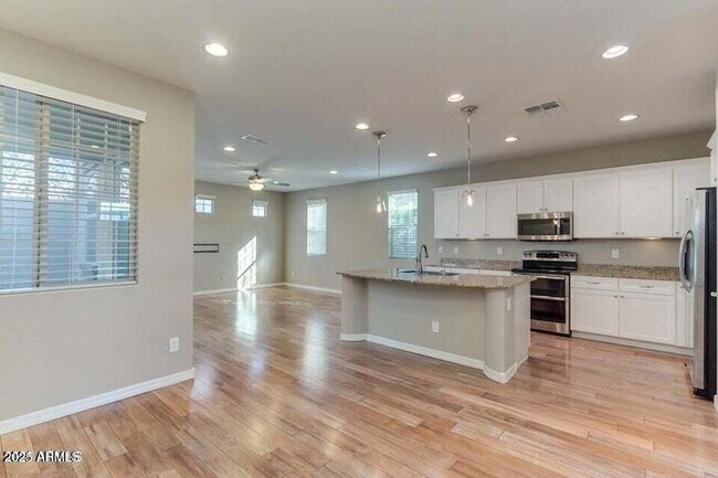 Building Photo - 15837 S 11th Way