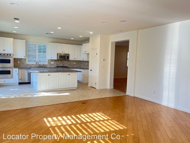 Building Photo - 4 br, 4 bath House - 5210 Village Green Lane