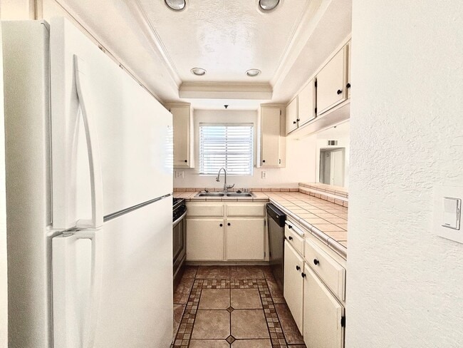 Foto del edificio - 2 Bed / 2 Bath Condo for Rent in Long Beach – Pool, 2 Balconies, and many other Amenities!
