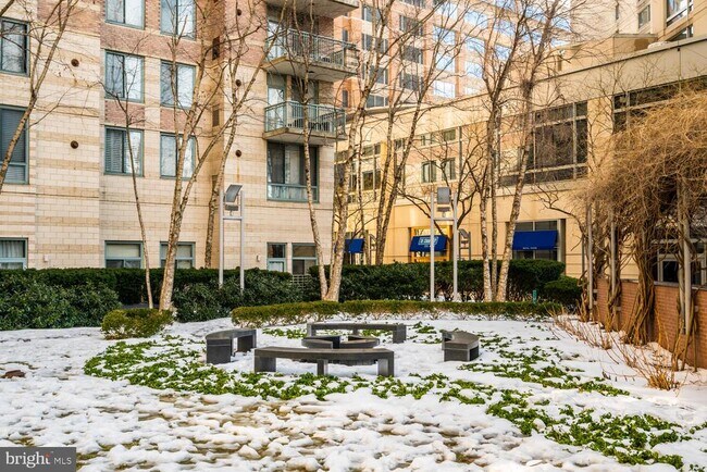 Foto del edificio - 851 N Glebe Rd