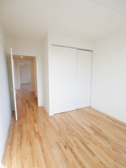 Foto del edificio - 304 E 5th St