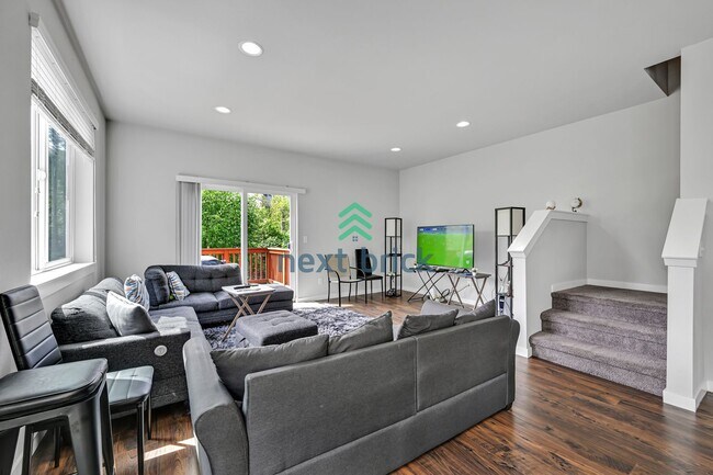 Foto del edificio - Spacious & Modern 4-Bed, 3.5-Bath Townhome...