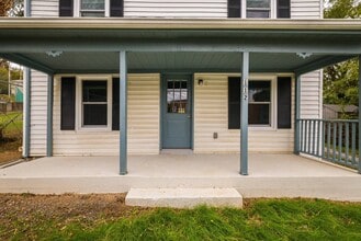 Building Photo - 112 Sunnyside St