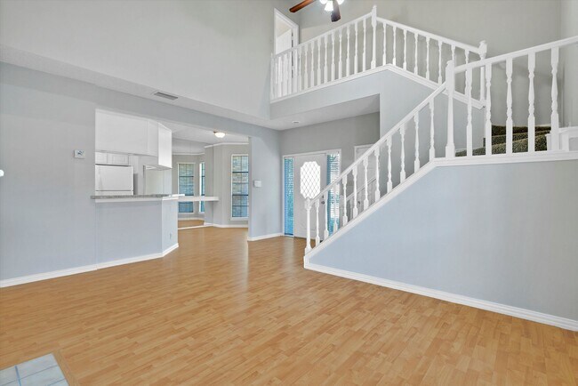 Building Photo - Beautiful 2 Bedroom, 2 bath condo in centr...