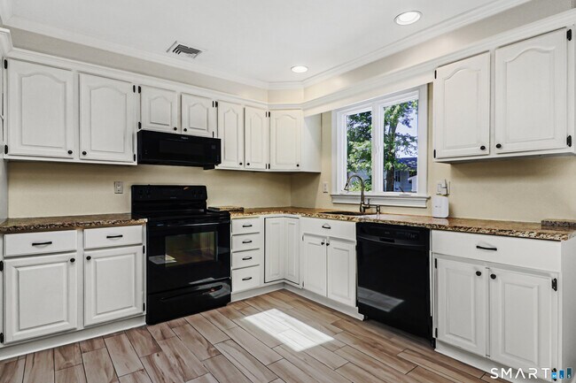 Building Photo - 8 Woodchuck Ct