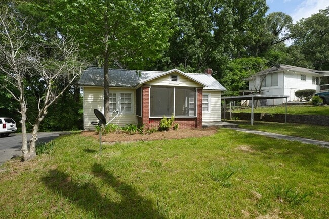 Foto del edificio - Cozy 2BR Home in Forestdale – Freshly Updated & Fenced Yard!
