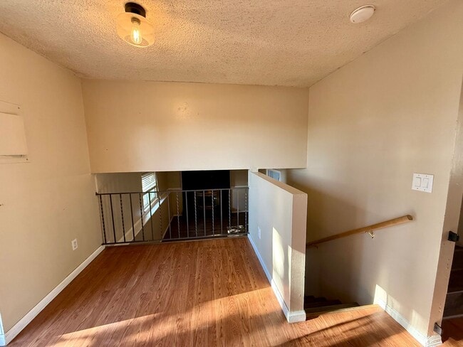 Building Photo - 3 Bedroom Pet Friendly Available for Immed...