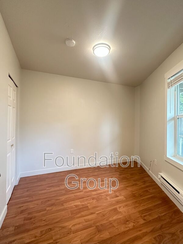 Building Photo - 842 Davis Pl S