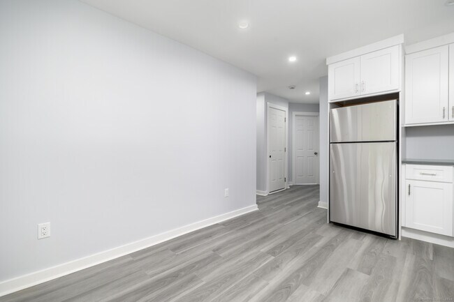Building Photo - 11 Hanford Pl
