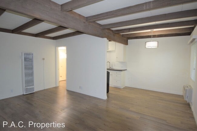 Building Photo - 1 br, 1 bath Apartment - 6125 Whitsett Ave...