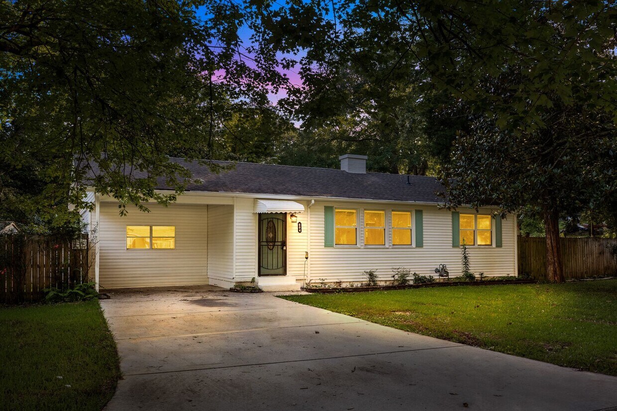 Primary Photo - Charming 3 Bedroom, 2 Bathroom house