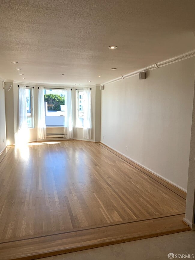 Building Photo - 550 S Van Ness Ave