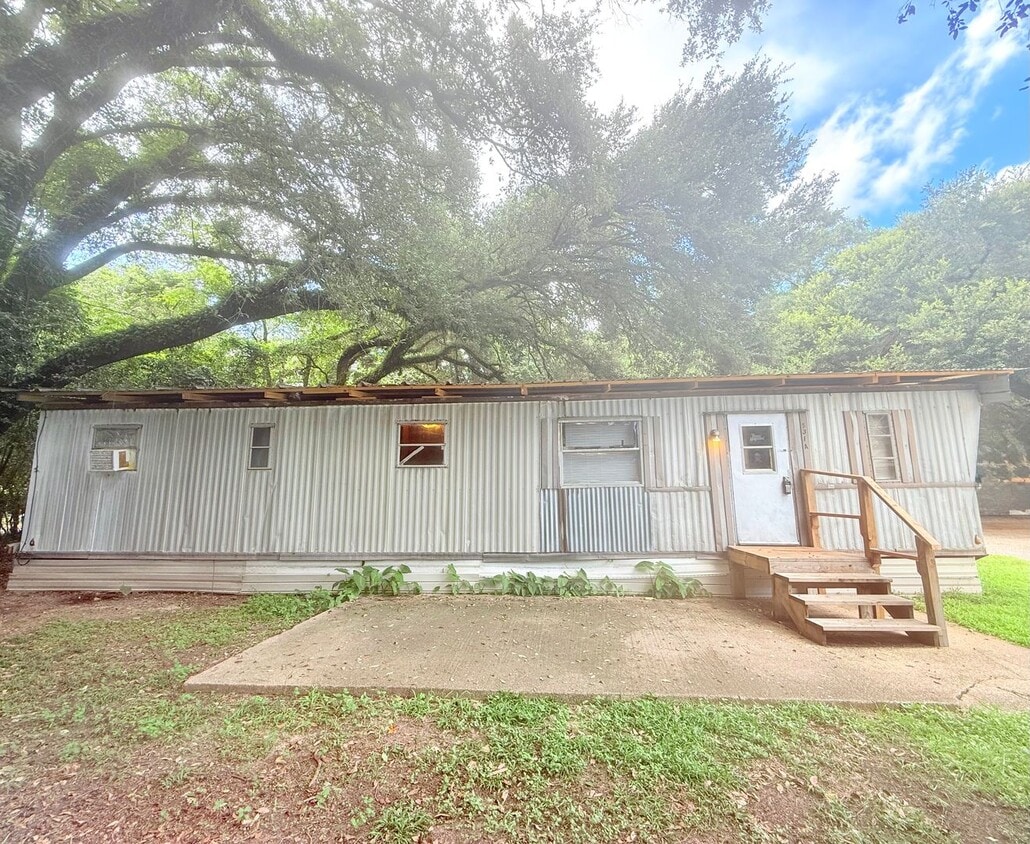 Primary Photo - Cozy 2-Bedroom Home - Spacious Backyard