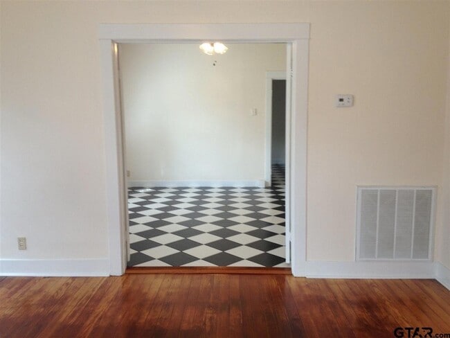 Building Photo - 632 Nacogdoches St