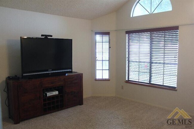 Foto del edificio - Spacious 4 Bed | 2 Bath in The Oaks Commun...