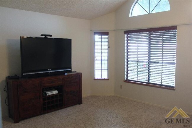 Foto del edificio - Spacious 4 Bedroom / 2 Bathroom House in T...