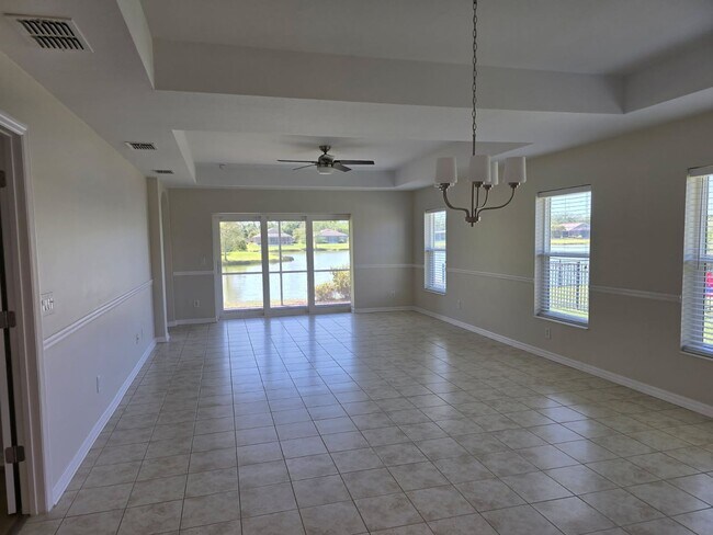 Foto del edificio - Stunning Lakefront Home with Magnificent Unobstructed Water View