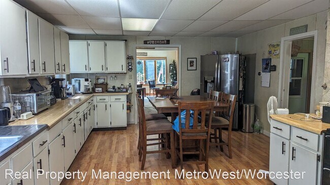 Building Photo - 4 br, 2.5 bath House - 12 Oak Street Terrace