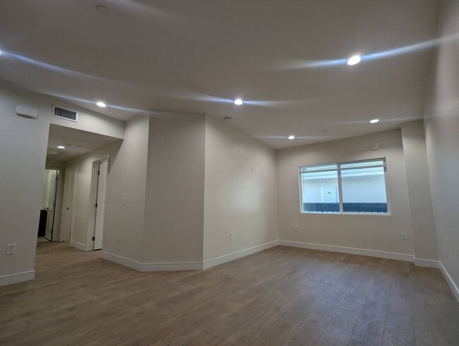 Foto del edificio - 14411 Vanowen St