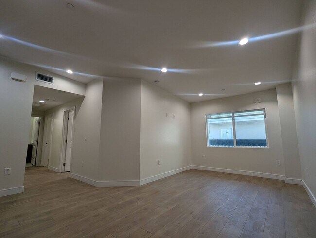 Building Photo - 14411 Vanowen St