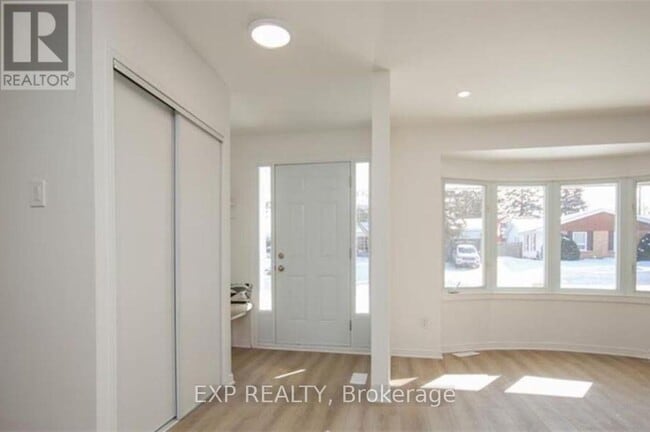 Building Photo - 3380 Clearwater Crescent
