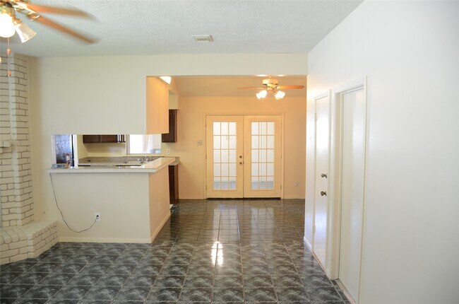 Building Photo - 10807 Emery Dr