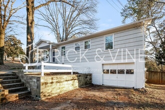 Building Photo - 813 Highbury Dr