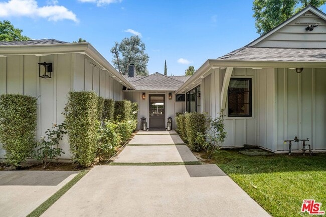 Building Photo - 2701 Roscomare Rd