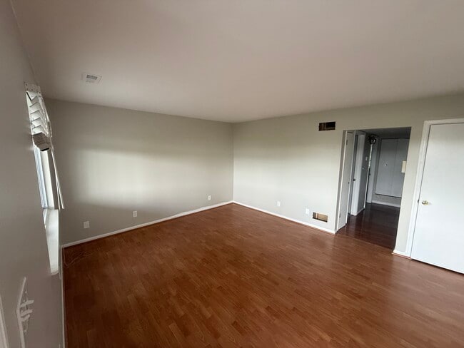 Building Photo - 2308 Gladstone Ave