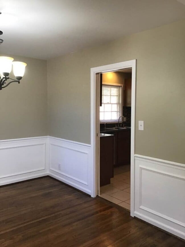 Building Photo - Newly Remodeled Smart Home. Self-Tour Today!