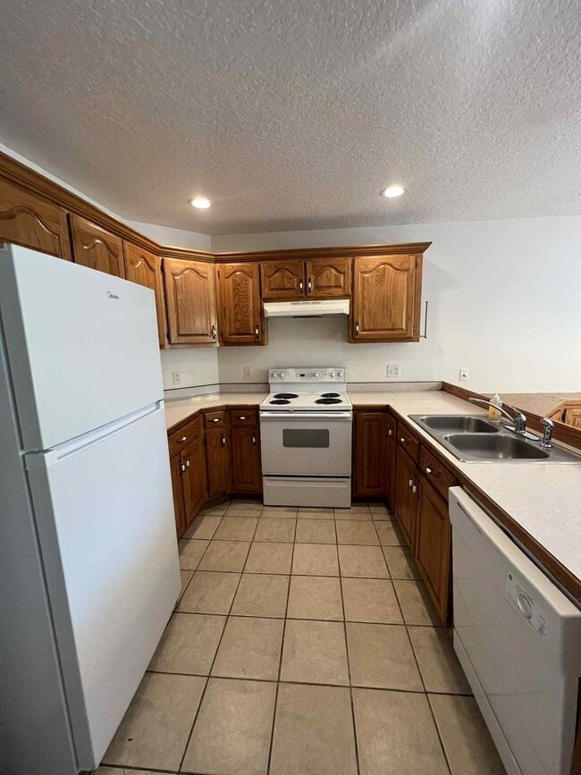 Building Photo - BEAUTIFUL 3 BEDROOM / 2 BATHROOM HOUSE WIT...