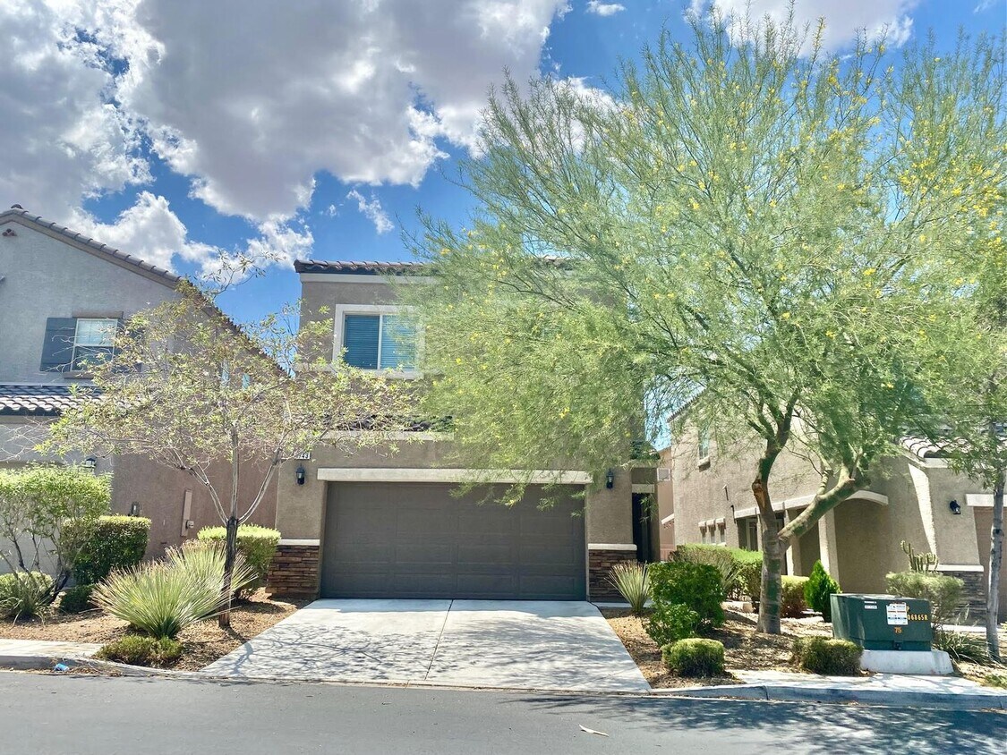 Foto principal - STUNNING 3 BEDROOM 2.5 BATH NEAR RHODES RA...