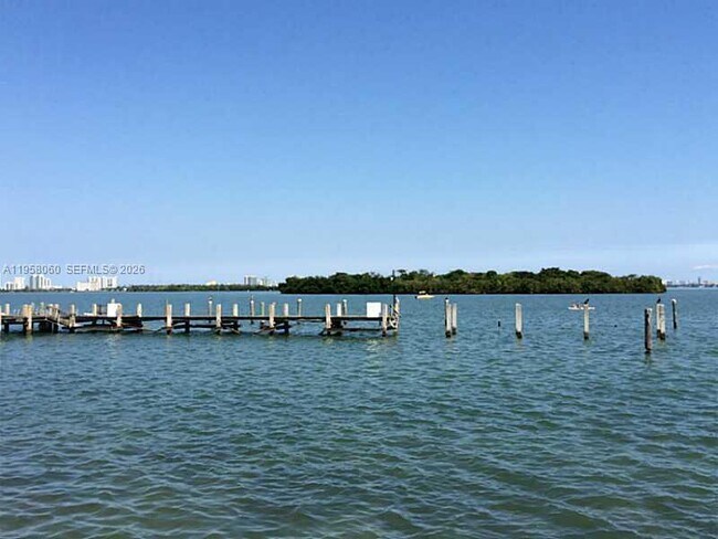 Foto del edificio - 700 NE 63rd St