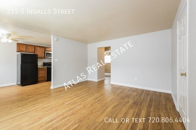 Building Photo - Fabulous Updated Ground Floor 2 Bedroom Unit!