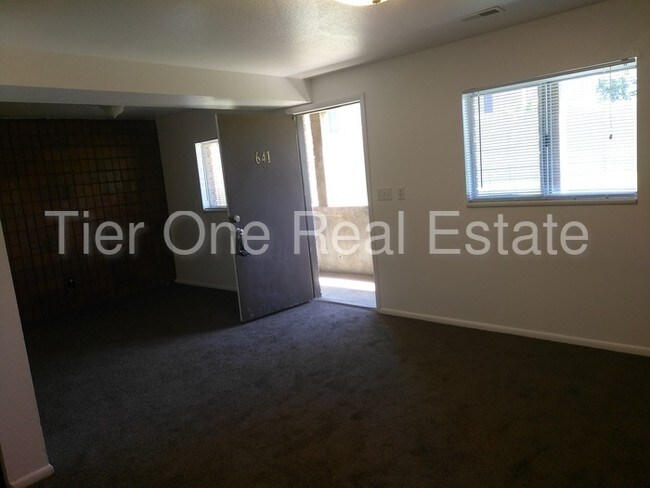 Building Photo - 674 W Le Bon Cir