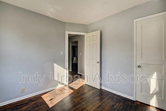 Foto del edificio - 1842 N Holmes Ave