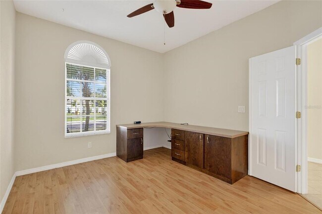 Foto del edificio - 9115 Pinebreeze Dr