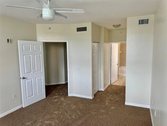 Foto del edificio - 2421 NE 65th St