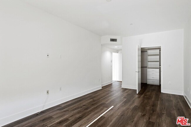 Foto del edificio - 11811 Darlington Ave