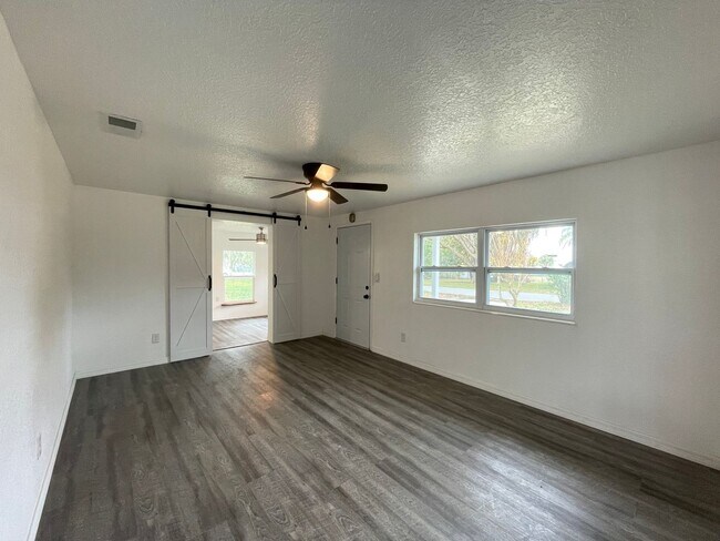 Foto del edificio - Newly Renovated 2/1 Duplex in Lake Helen FL!