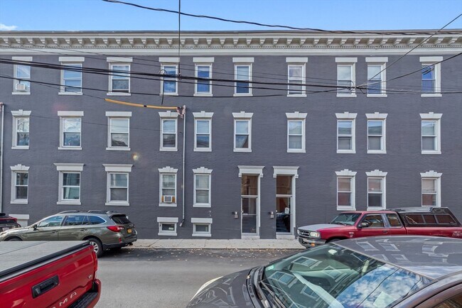 Building Photo - 47 Brackett St