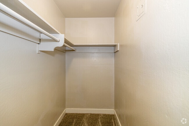1 habitación, 1 baño - 570 pies cuadrados - Armario - Mayberry at Town & Country
