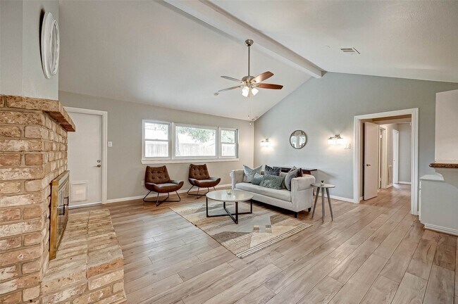 Foto del edificio - 5806 Chrystell Ln
