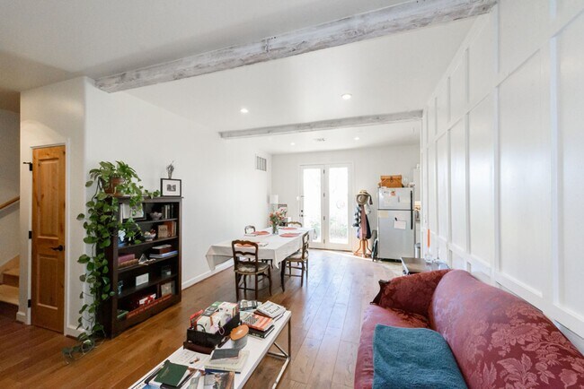 Foto del edificio - Carriage Styled Apartment
