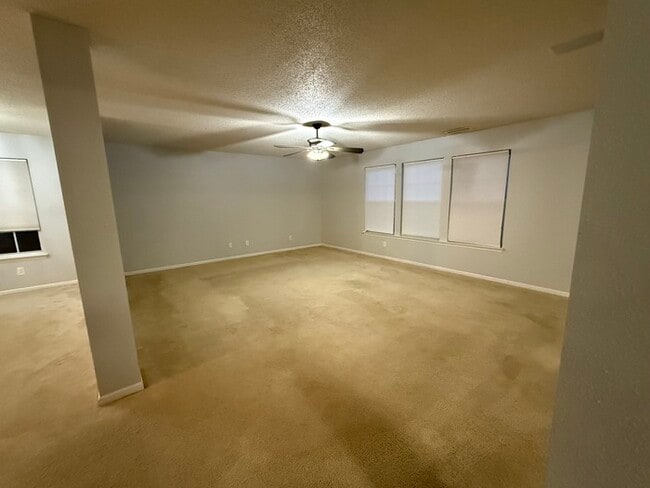 Foto del edificio - 14302 Holly Berry Cir