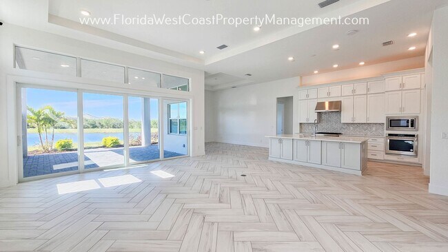 Foto del edificio - IMPRESSIVE and SPACIOUS 4 BEDROOM/ 4.5 BAT...