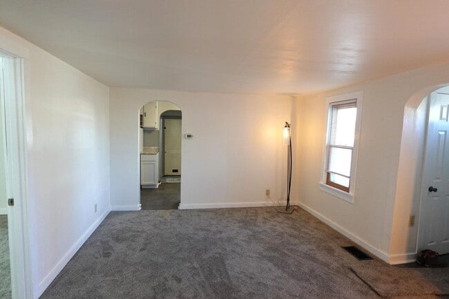 Building Photo - 3 Bed/ 1 bath house in a great location