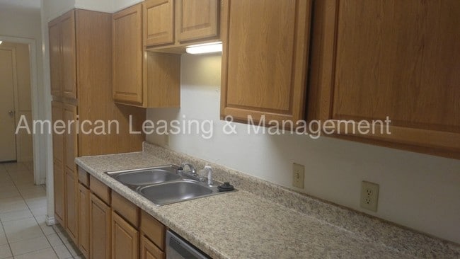 Foto del edificio - West End Townhome with Garage